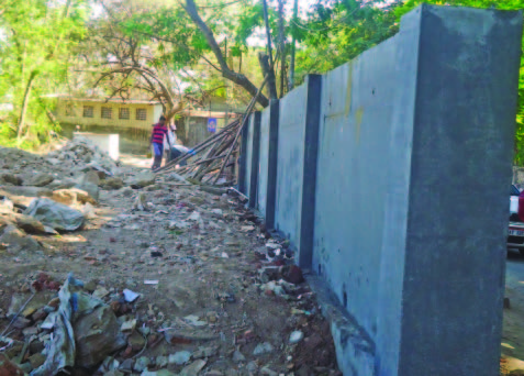SECURITY WALL AT MSRDC OFFICE, BANDRA RECLAMATION-MUMBAI - view 1